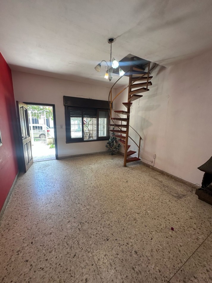 CASA DE 3 AMB. C/COCHERA, PILETA Y FONDO LIBRE - ANDES AL 900 - TEMPERLEY 