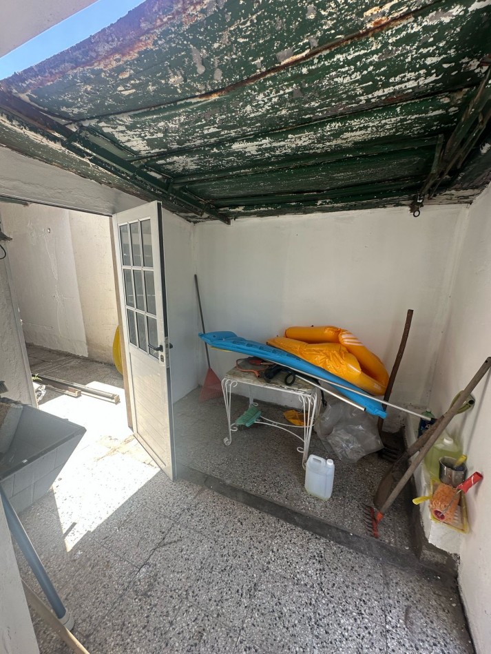 CASA DE 3 AMB. C/COCHERA, PILETA Y FONDO LIBRE - ANDES AL 900 - TEMPERLEY 