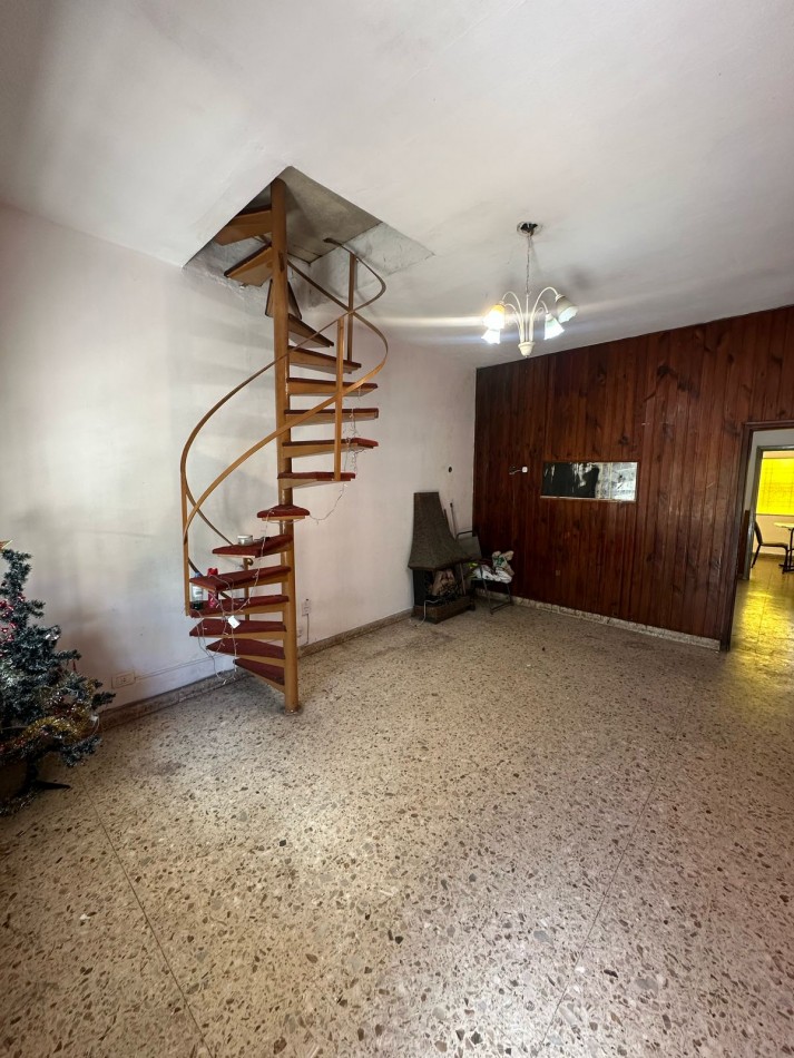 CASA DE 3 AMB. C/COCHERA, PILETA Y FONDO LIBRE - ANDES AL 900 - TEMPERLEY 