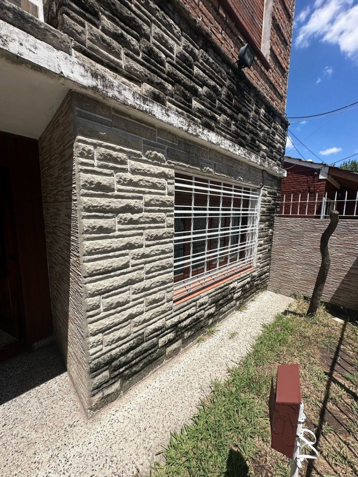 CASA DE 3 AMB. C/COCHERA, PILETA Y FONDO LIBRE - ANDES AL 900 - TEMPERLEY 