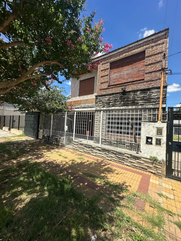 CASA DE 3 AMB. C/COCHERA, PILETA Y FONDO LIBRE - ANDES AL 900 - TEMPERLEY 