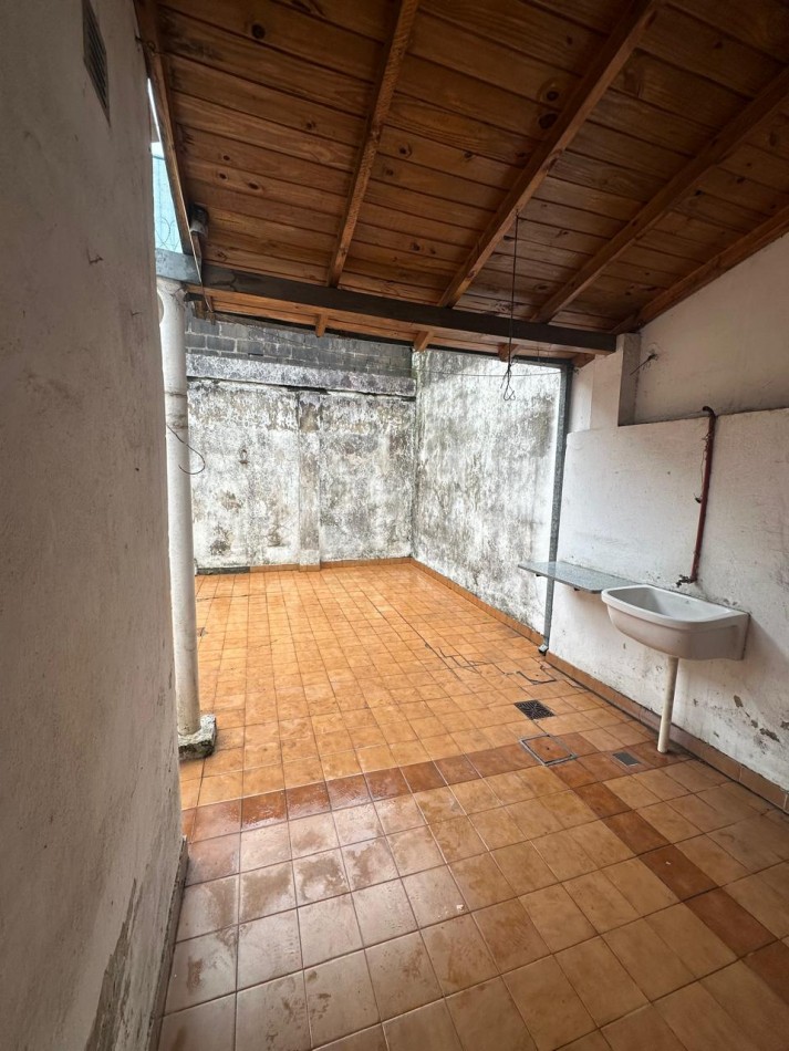 AMPLIO PH 2 AMB. EN ALQUILER CON COCHERA Y PATIO - TUCUMAN AL 3200 - QUILMES OESTE