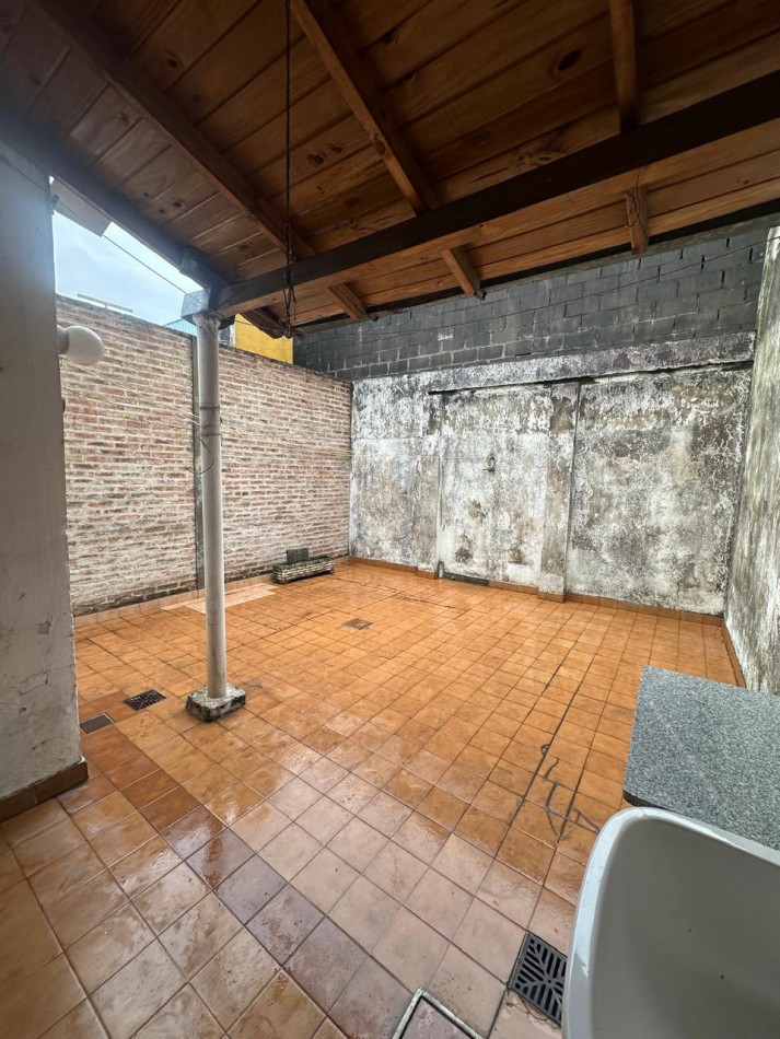 AMPLIO PH 2 AMB. EN ALQUILER CON COCHERA Y PATIO - TUCUMAN AL 3200 - QUILMES OESTE
