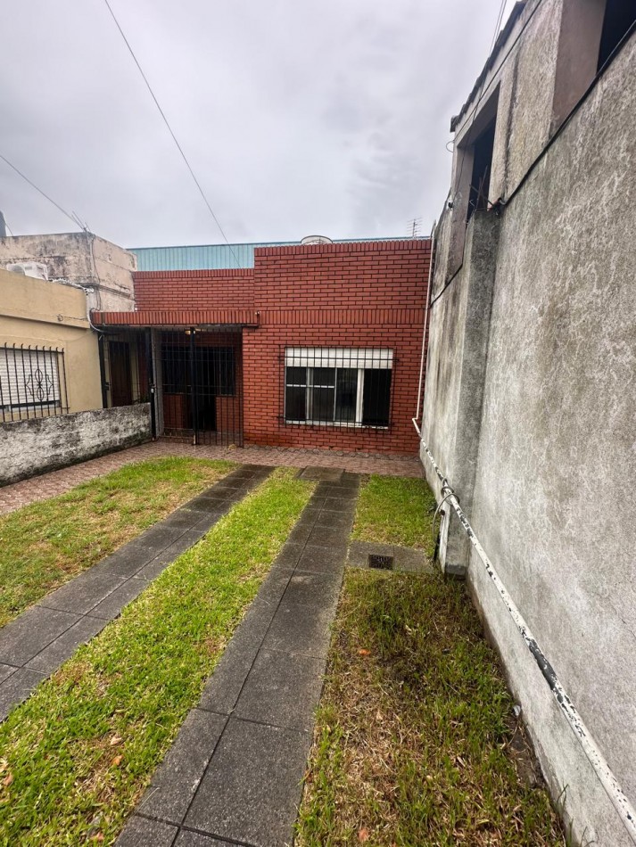 AMPLIO PH 2 AMB. EN ALQUILER CON COCHERA Y PATIO - TUCUMAN AL 3200 - QUILMES OESTE
