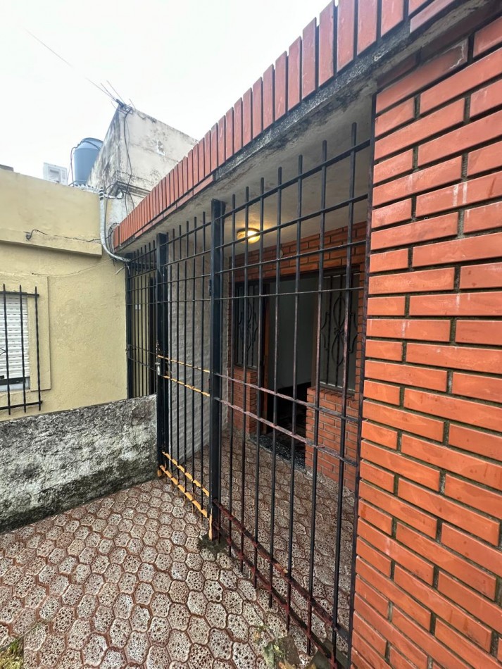 AMPLIO PH 2 AMB. EN ALQUILER CON COCHERA Y PATIO - TUCUMAN AL 3200 - QUILMES OESTE