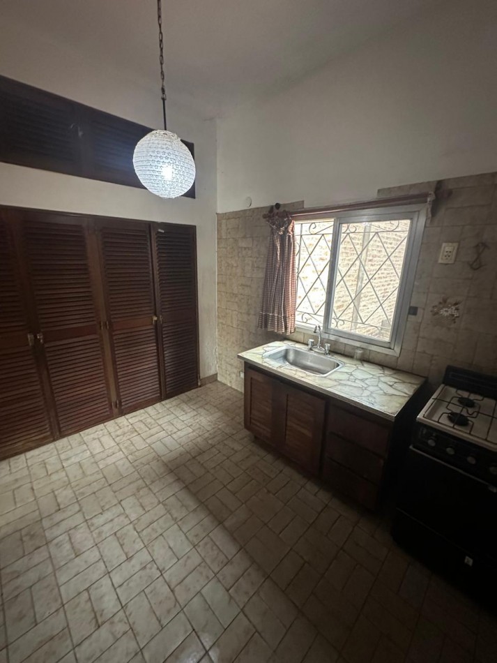 AMPLIO PH 2 AMB. EN ALQUILER CON COCHERA Y PATIO - TUCUMAN AL 3200 - QUILMES OESTE