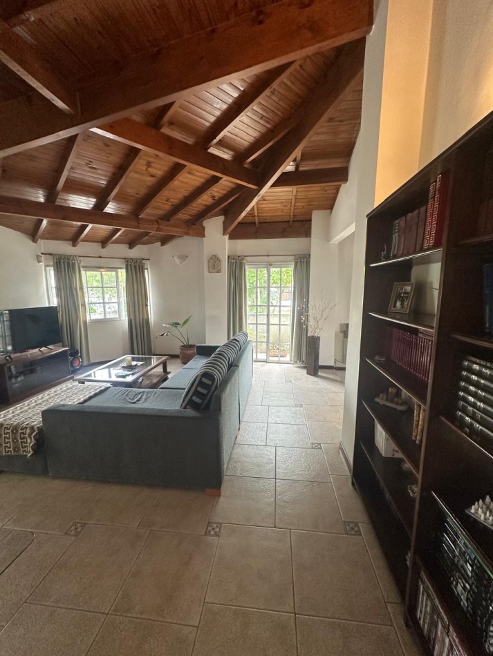 VENTA EN BLOCK - CASA 3 AMB. CON AMPLIA COCHERA y DPTO 3AMB. CON TERRAZA - ENTRADAS INDEPENDIENTE - BRASIL y PASO DE BURGOS - VALENTIN ALSINA