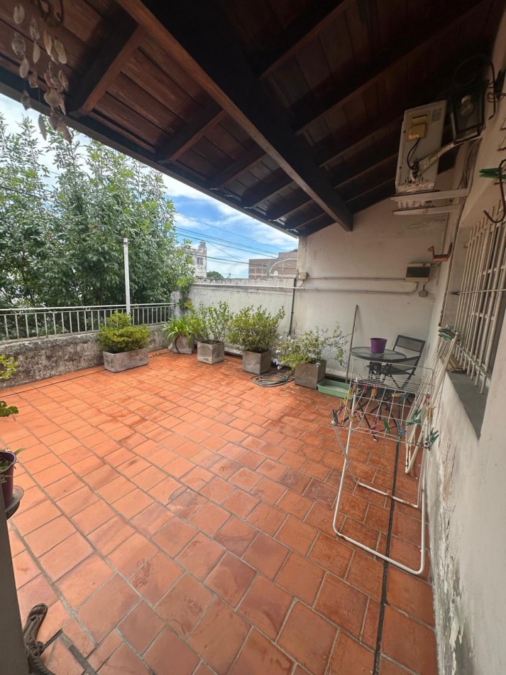 VENTA EN BLOCK - CASA 3 AMB. CON AMPLIA COCHERA y DPTO 3AMB. CON TERRAZA - ENTRADAS INDEPENDIENTE - BRASIL y PASO DE BURGOS - VALENTIN ALSINA