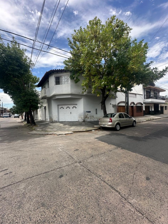 VENTA EN BLOCK - CASA 3 AMB. CON AMPLIA COCHERA y DPTO 3AMB. CON TERRAZA - ENTRADAS INDEPENDIENTE - BRASIL y PASO DE BURGOS - VALENTIN ALSINA
