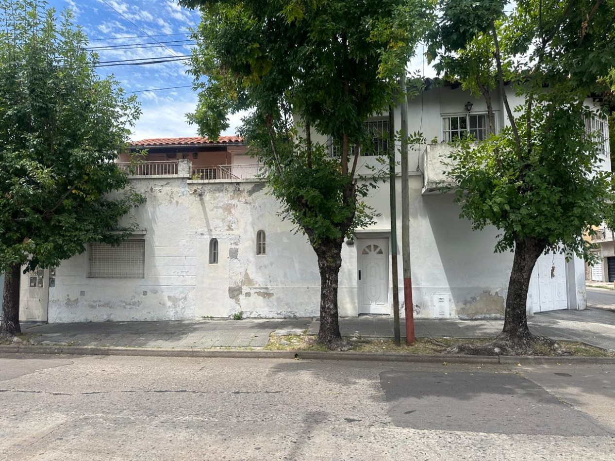 VENTA EN BLOCK - CASA 3 AMB. CON AMPLIA COCHERA y DPTO 3AMB. CON TERRAZA - ENTRADAS INDEPENDIENTE - BRASIL y PASO DE BURGOS - VALENTIN ALSINA