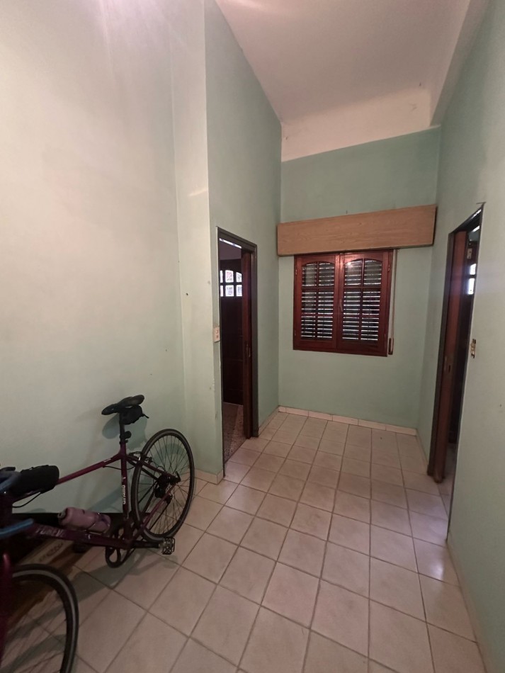 CASA 3 AMB. AL FRENTE CON GARAGE y TERRAZA PROPIA - Manuel Castro al 800 - Remedios de Escalada