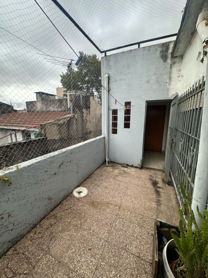 CASA 3 AMB. AL FRENTE CON GARAGE y TERRAZA PROPIA - Manuel Castro al 800 - Remedios de Escalada