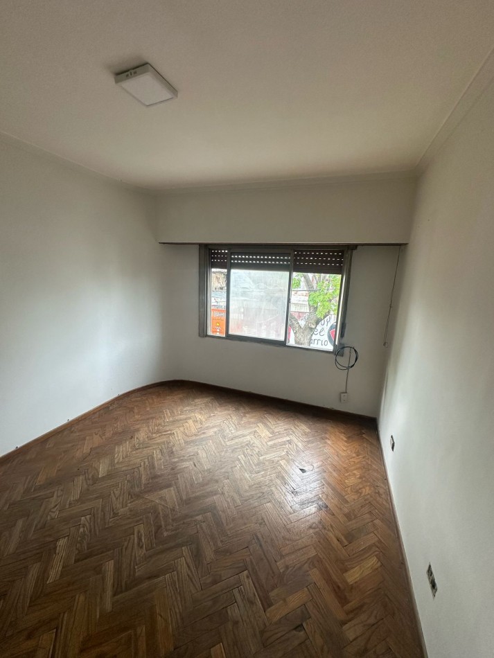 CASA 3 AMB. AL FRENTE CON GARAGE y TERRAZA PROPIA - Manuel Castro al 800 - Remedios de Escalada