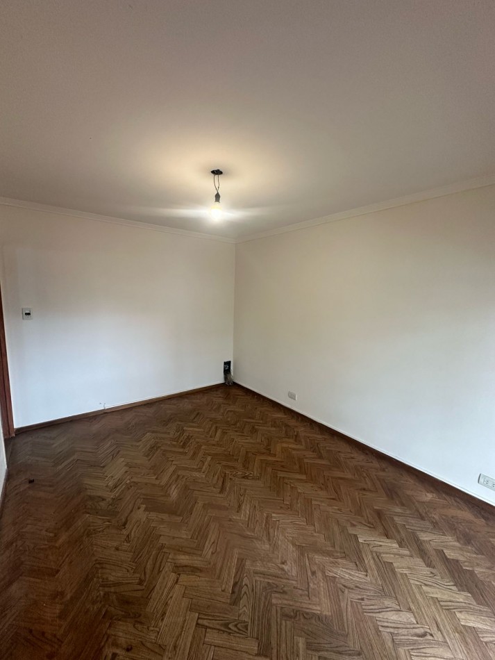 CASA 3 AMB. AL FRENTE CON GARAGE y TERRAZA PROPIA - Manuel Castro al 800 - Remedios de Escalada