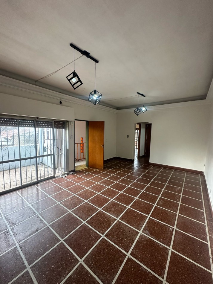 CASA 3 AMB. AL FRENTE CON GARAGE y TERRAZA PROPIA - Manuel Castro al 800 - Remedios de Escalada