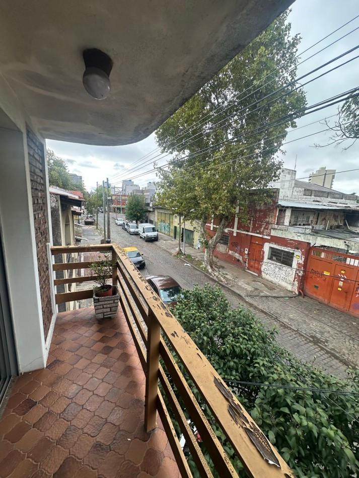 CASA 3 AMB. AL FRENTE CON GARAGE y TERRAZA PROPIA - Manuel Castro al 800 - Remedios de Escalada
