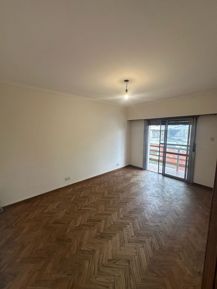 CASA 3 AMB. AL FRENTE CON GARAGE y TERRAZA PROPIA - Manuel Castro al 800 - Remedios de Escalada