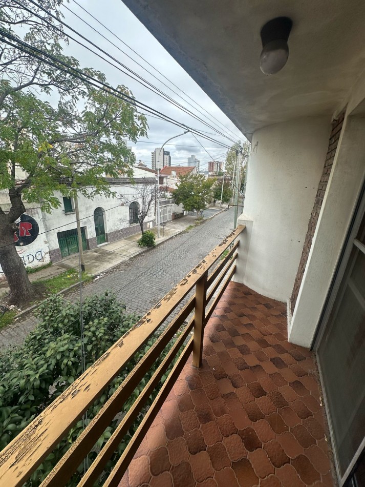 CASA 3 AMB. AL FRENTE CON GARAGE y TERRAZA PROPIA - Manuel Castro al 800 - Remedios de Escalada