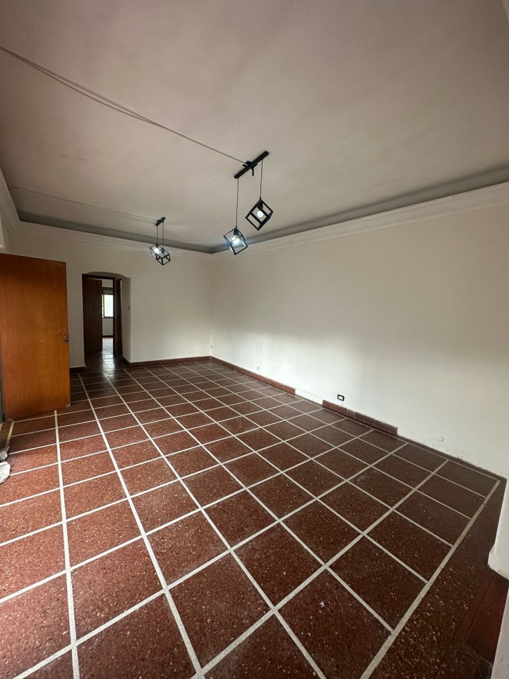 CASA 3 AMB. AL FRENTE CON GARAGE y TERRAZA PROPIA - Manuel Castro al 800 - Remedios de Escalada