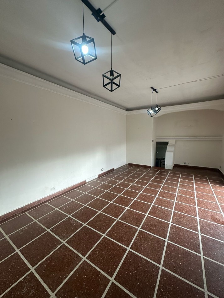 CASA 3 AMB. AL FRENTE CON GARAGE y TERRAZA PROPIA - Manuel Castro al 800 - Remedios de Escalada