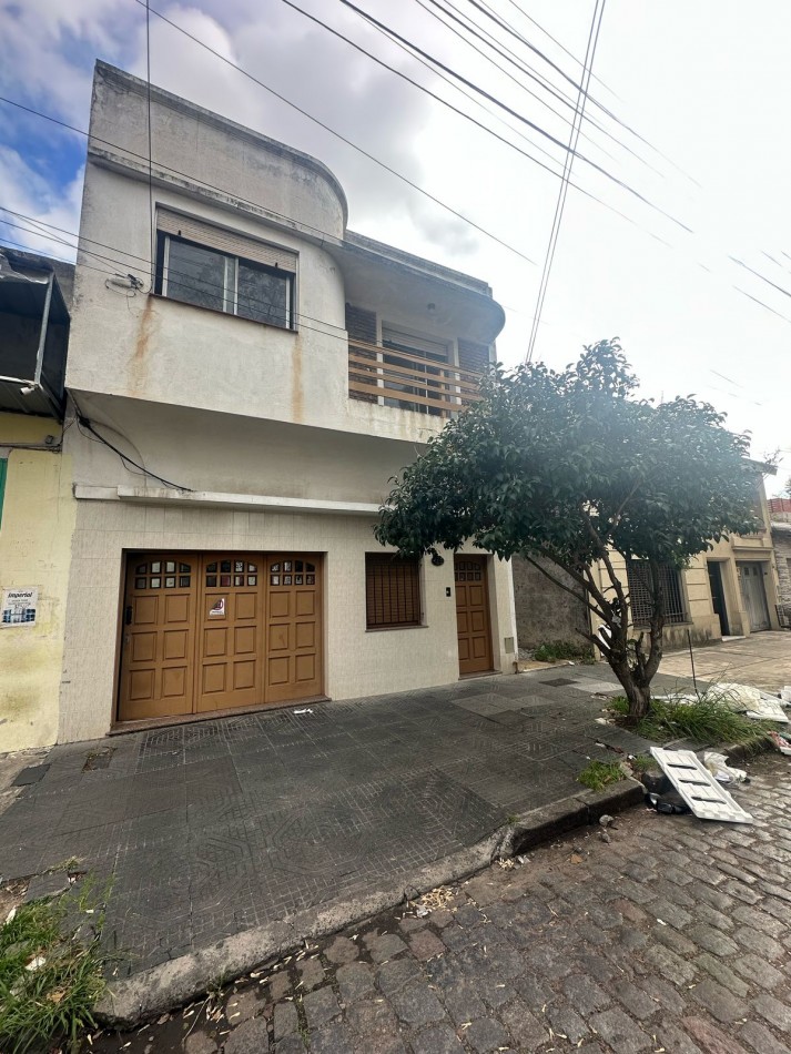 CASA 3 AMB. AL FRENTE CON GARAGE y TERRAZA PROPIA - Manuel Castro al 800 - Remedios de Escalada