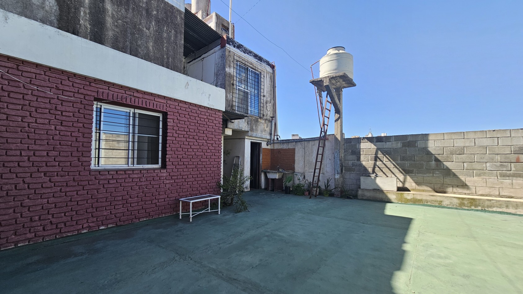 Departamento APTO CREDITO de 3 amb. con enorme patio y balcon al frente - Av. Hipolito Yrigoyen 2500 - Gerli 
