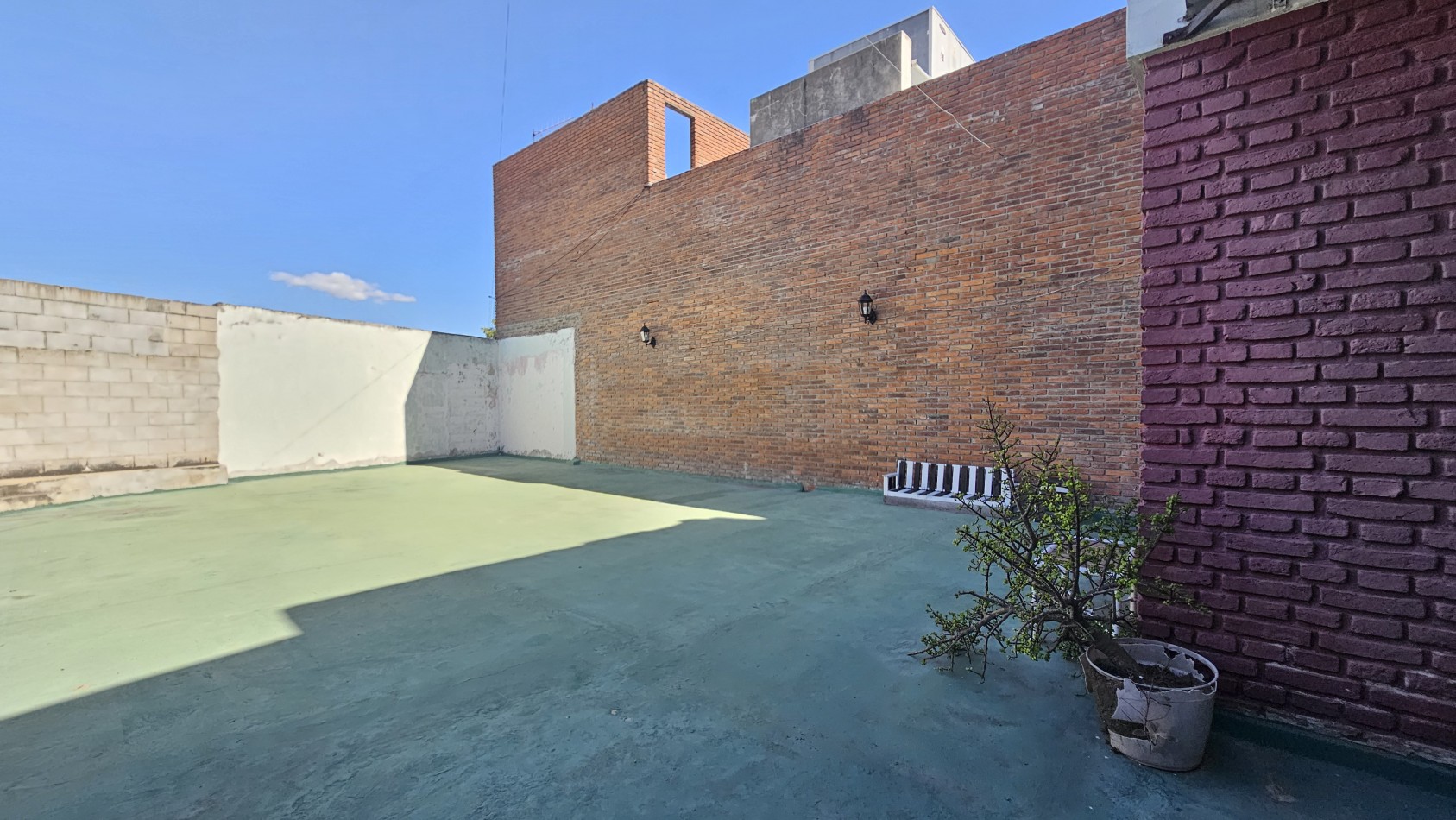 Departamento APTO CREDITO de 3 amb. con enorme patio y balcon al frente - Av. Hipolito Yrigoyen 2500 - Gerli 