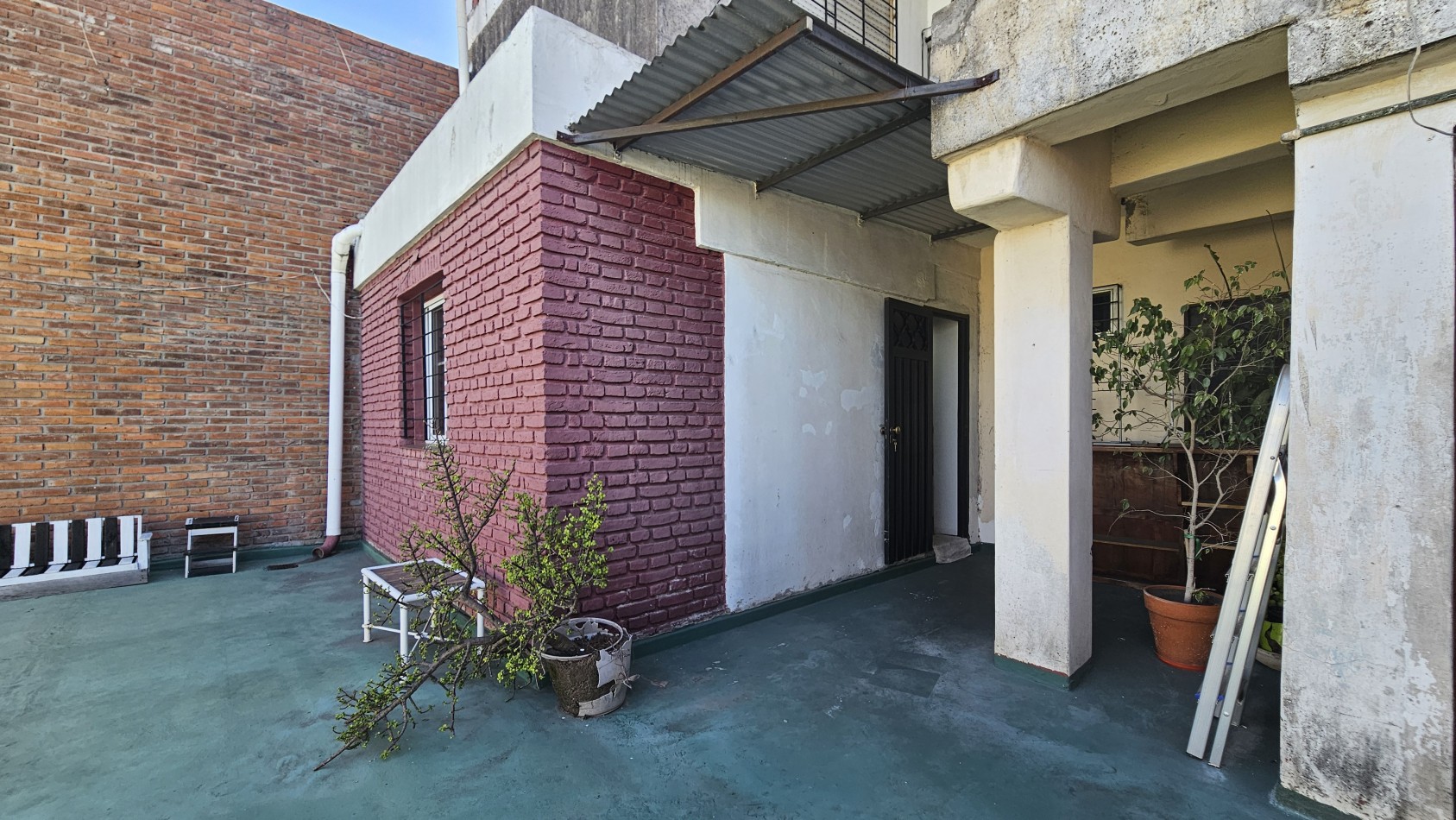 Departamento APTO CREDITO de 3 amb. con enorme patio y balcon al frente - Av. Hipolito Yrigoyen 2500 - Gerli 