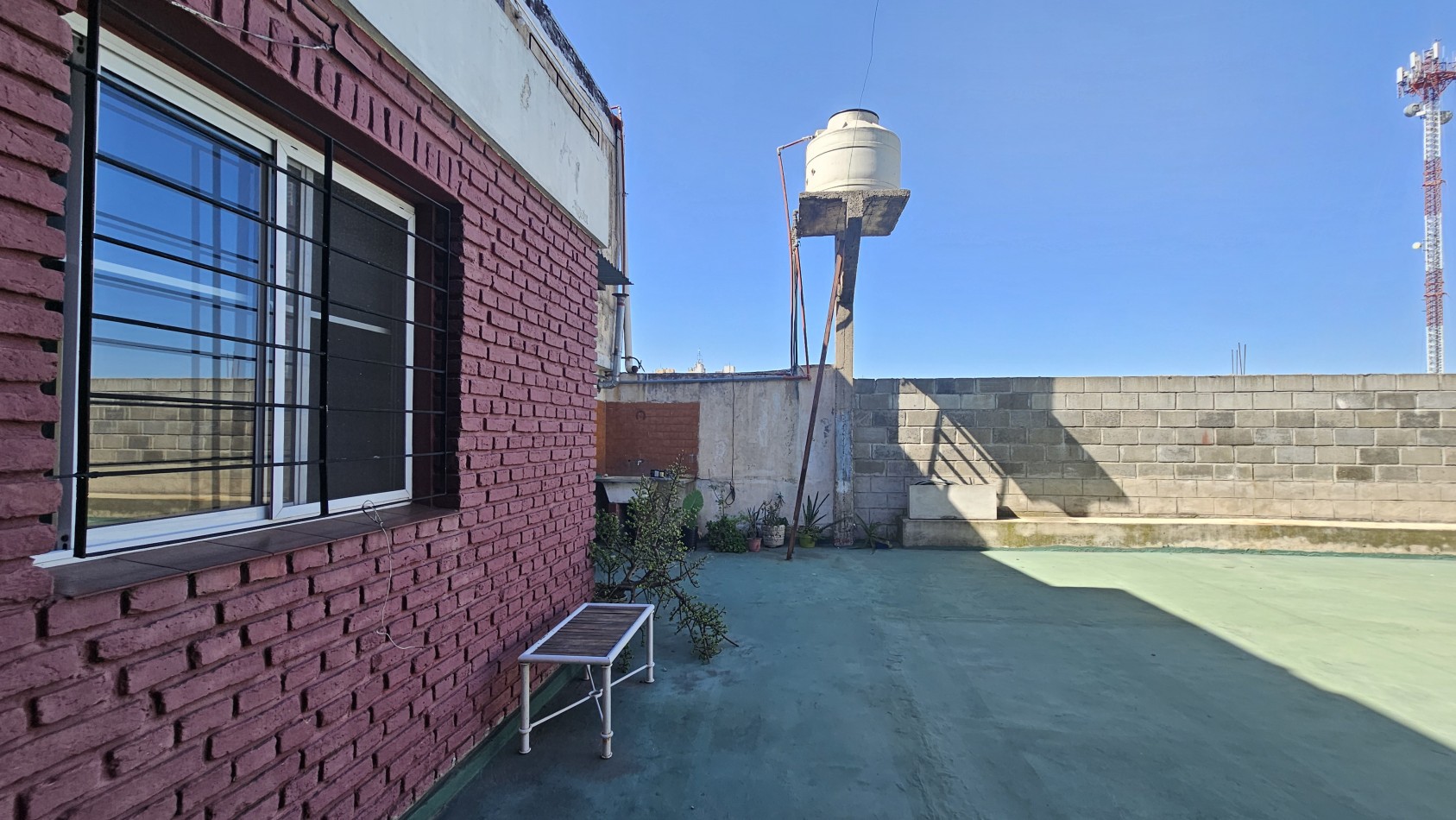 Departamento APTO CREDITO de 3 amb. con enorme patio y balcon al frente - Av. Hipolito Yrigoyen 2500 - Gerli 