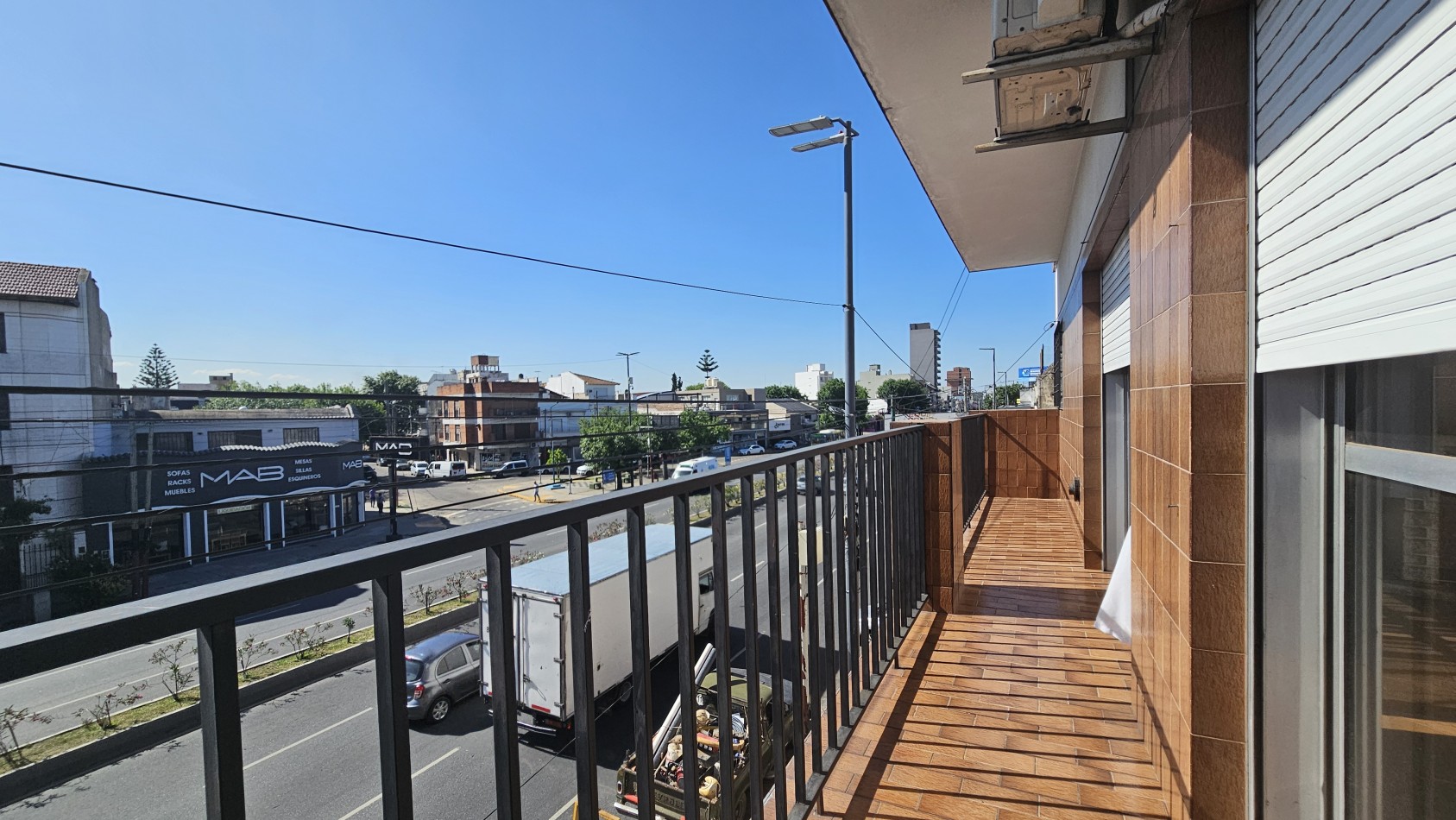 Departamento APTO CREDITO de 3 amb. con enorme patio y balcon al frente - Av. Hipolito Yrigoyen 2500 - Gerli 