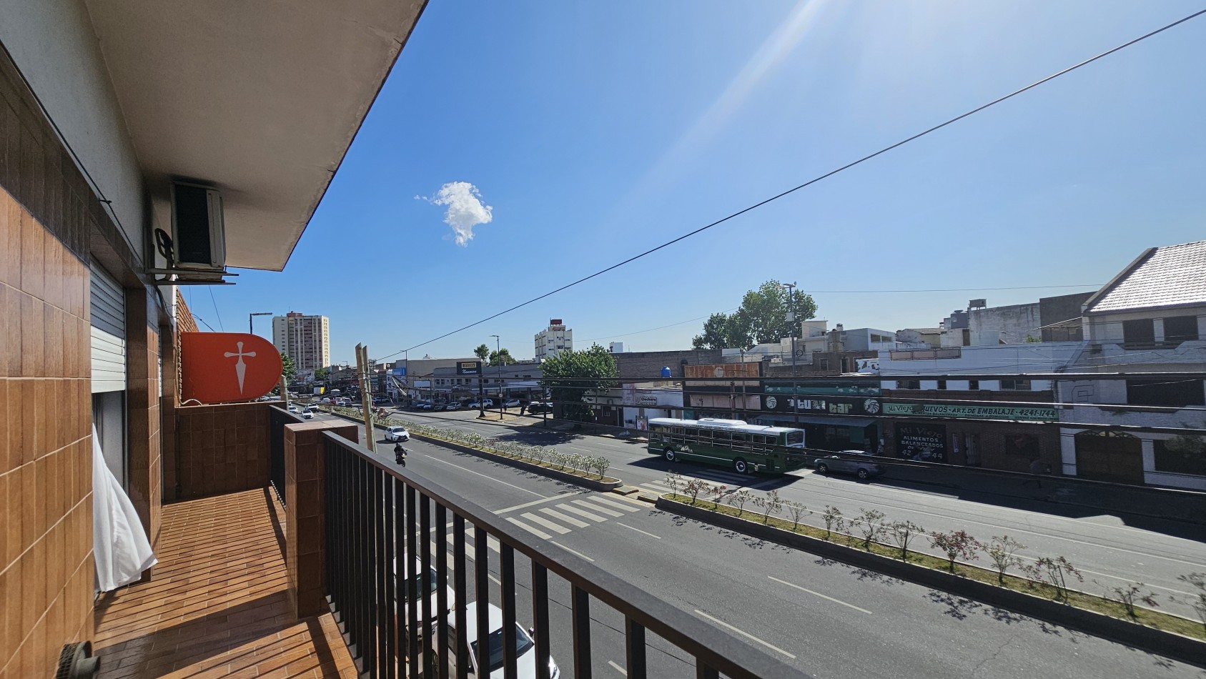 Departamento APTO CREDITO de 3 amb. con enorme patio y balcon al frente - Av. Hipolito Yrigoyen 2500 - Gerli 