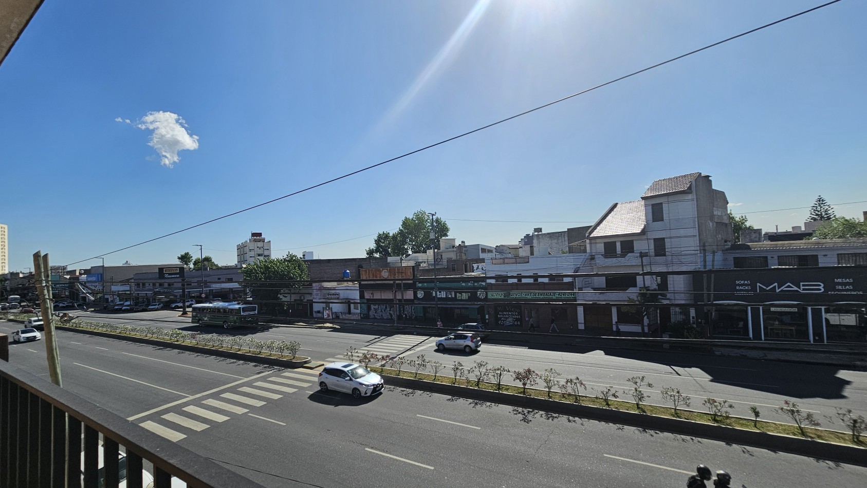 Departamento APTO CREDITO de 3 amb. con enorme patio y balcon al frente - Av. Hipolito Yrigoyen 2500 - Gerli 