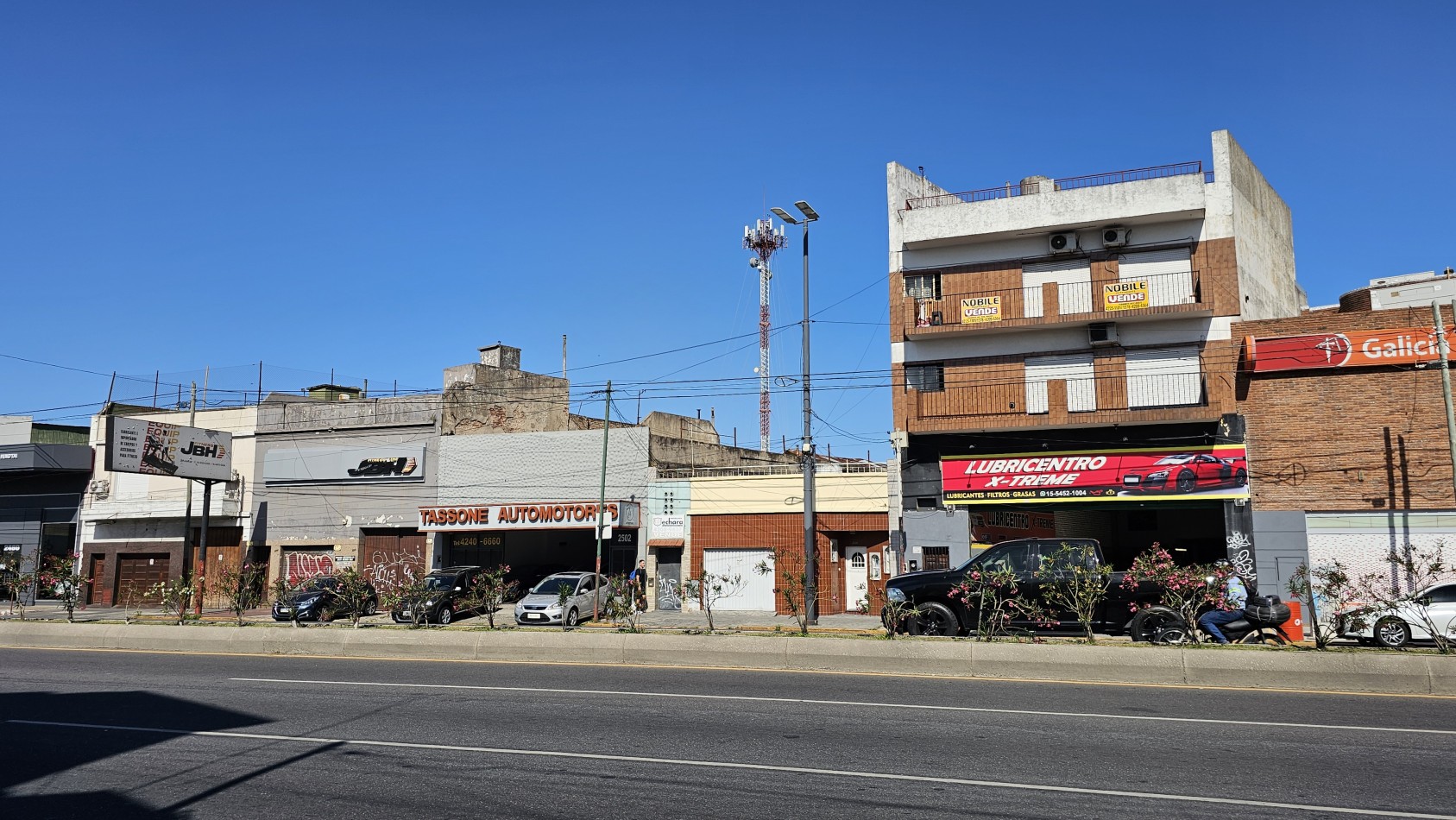 Departamento APTO CREDITO de 3 amb. con enorme patio y balcon al frente - Av. Hipolito Yrigoyen 2500 - Gerli 