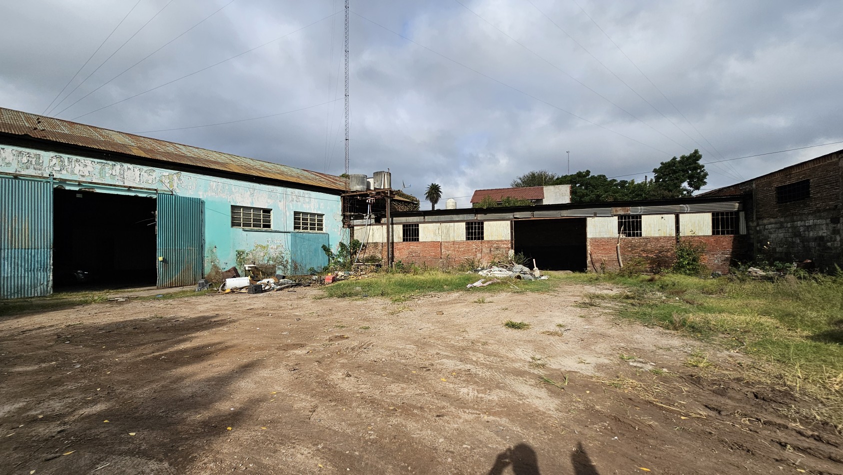 Alquiler: Galpon con Oficinas y Playa de Maniobras - Presidente Peron al 400 - Lomas de Zamora