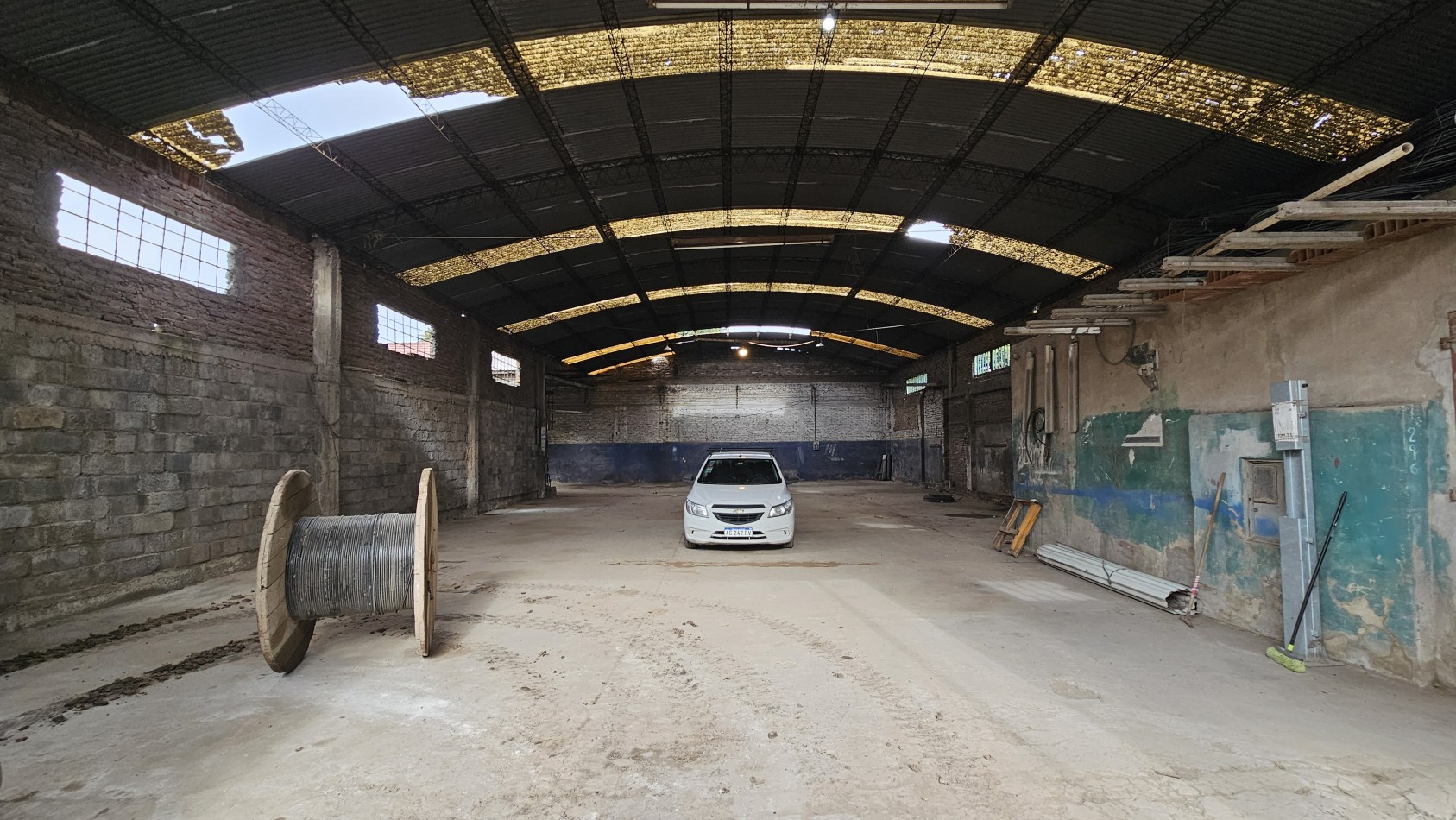 Alquiler: Galpon con Oficinas y Playa de Maniobras - Presidente Peron al 400 - Lomas de Zamora