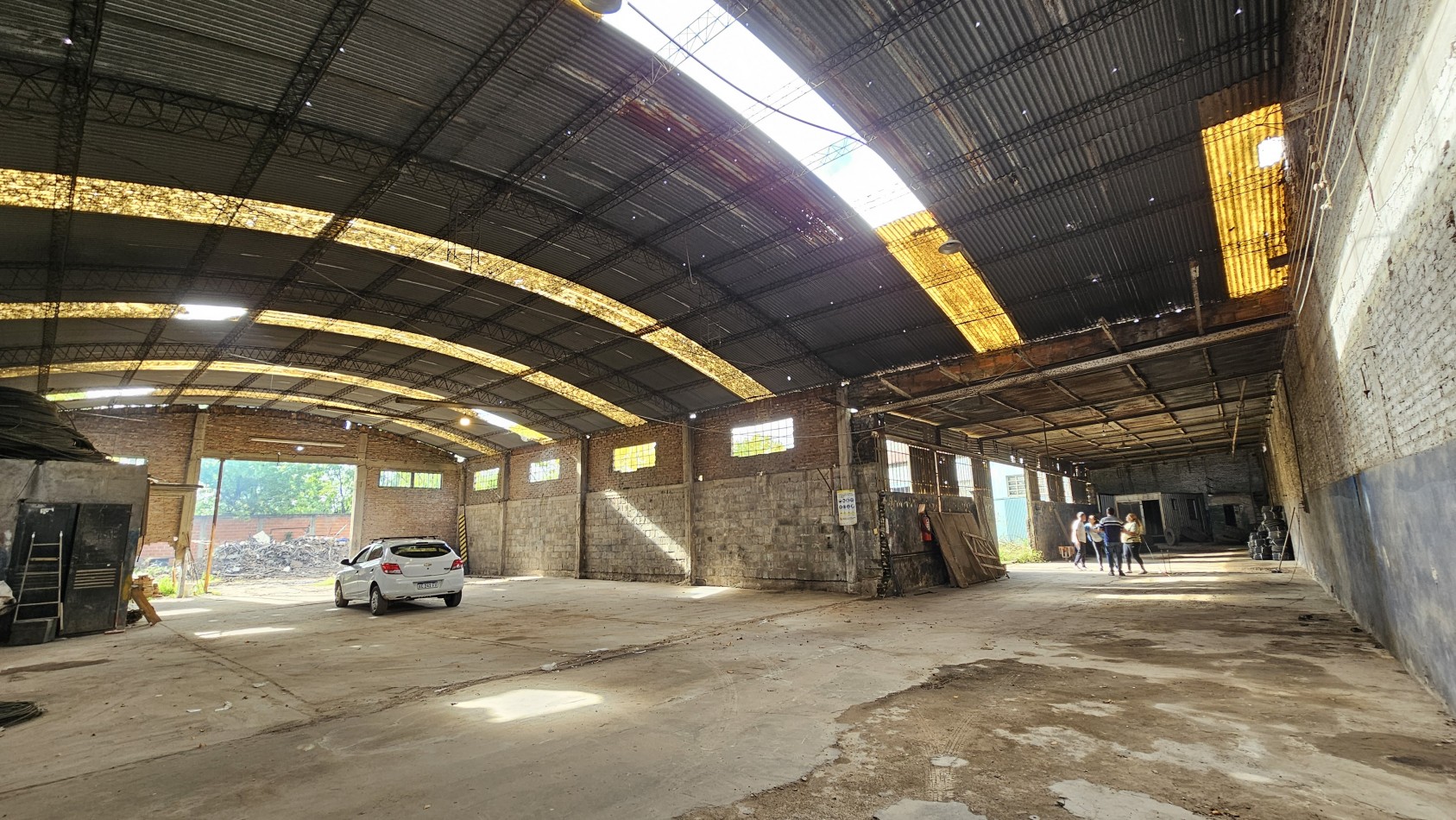 Alquiler: Galpon con Oficinas y Playa de Maniobras - Presidente Peron al 400 - Lomas de Zamora