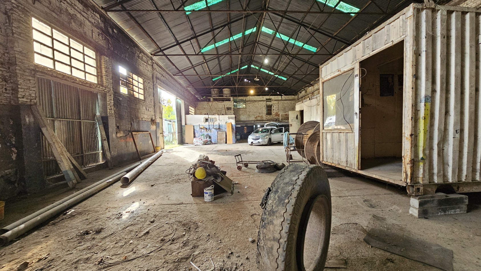 Alquiler: Galpon con Oficinas y Playa de Maniobras - Presidente Peron al 400 - Lomas de Zamora