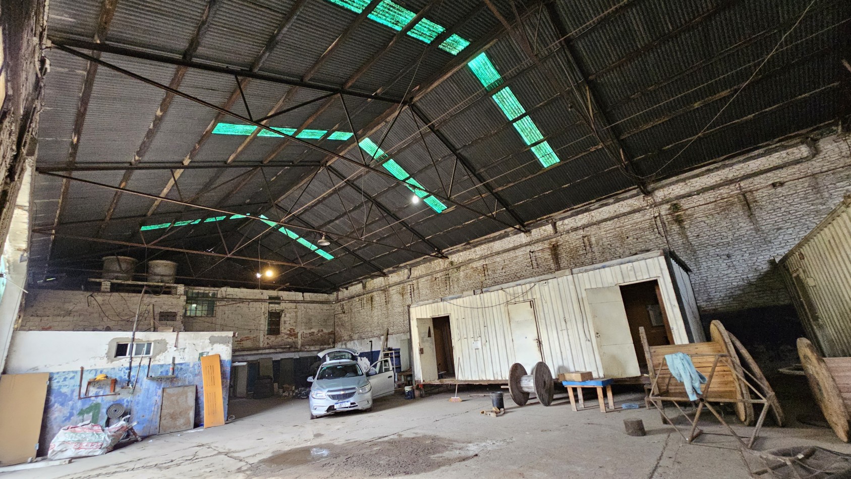 Alquiler: Galpon con Oficinas y Playa de Maniobras - Presidente Peron al 400 - Lomas de Zamora