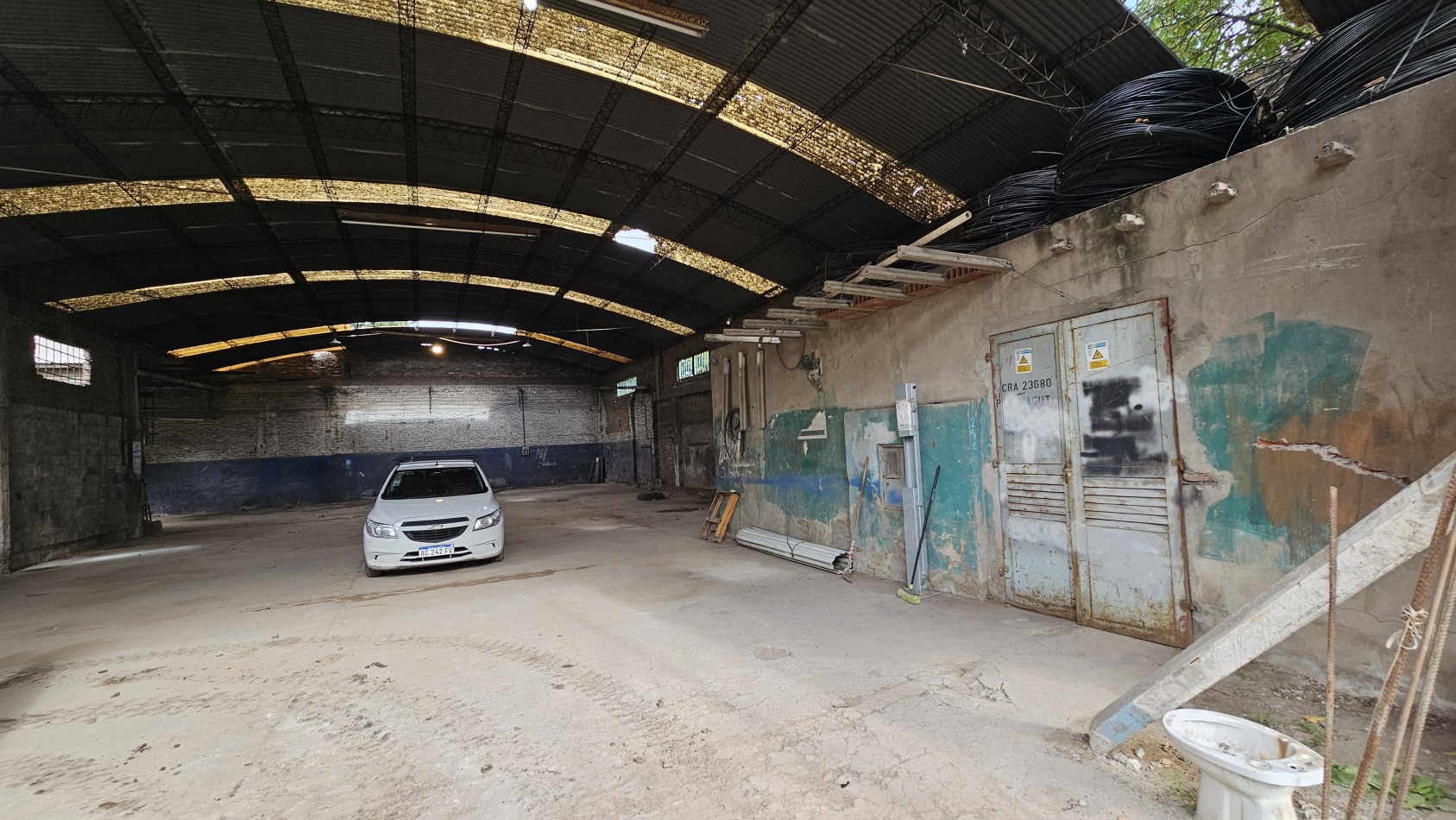 Alquiler: Galpon con Oficinas y Playa de Maniobras - Presidente Peron al 400 - Lomas de Zamora