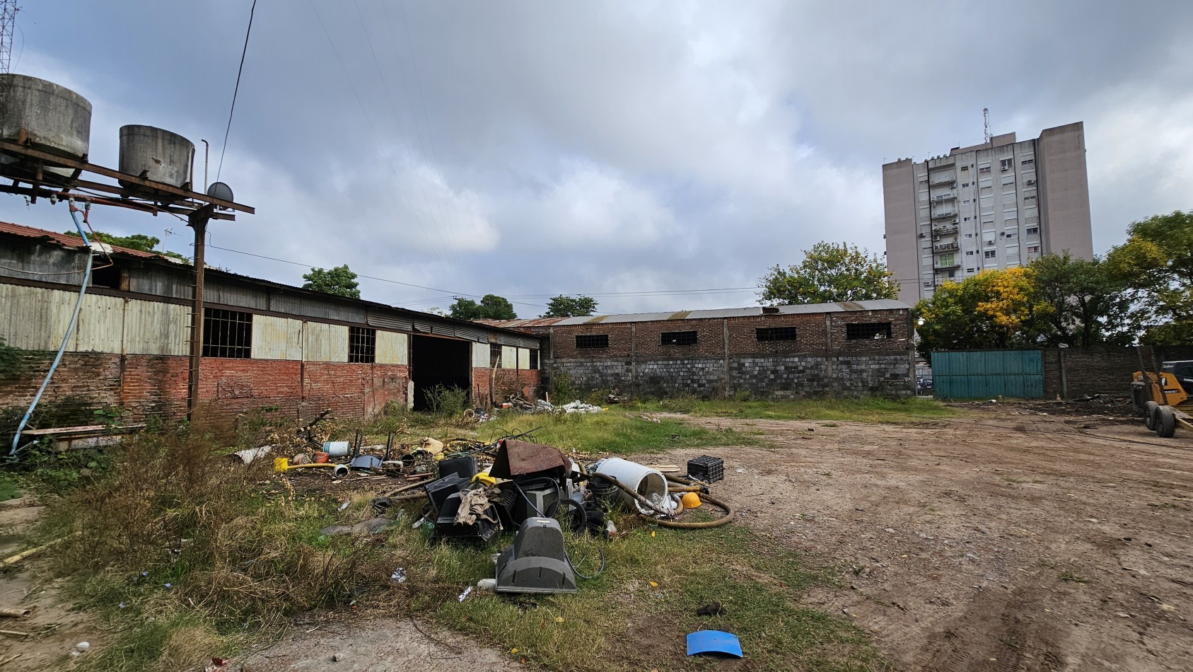 Alquiler: Galpon con Oficinas y Playa de Maniobras - Presidente Peron al 400 - Lomas de Zamora