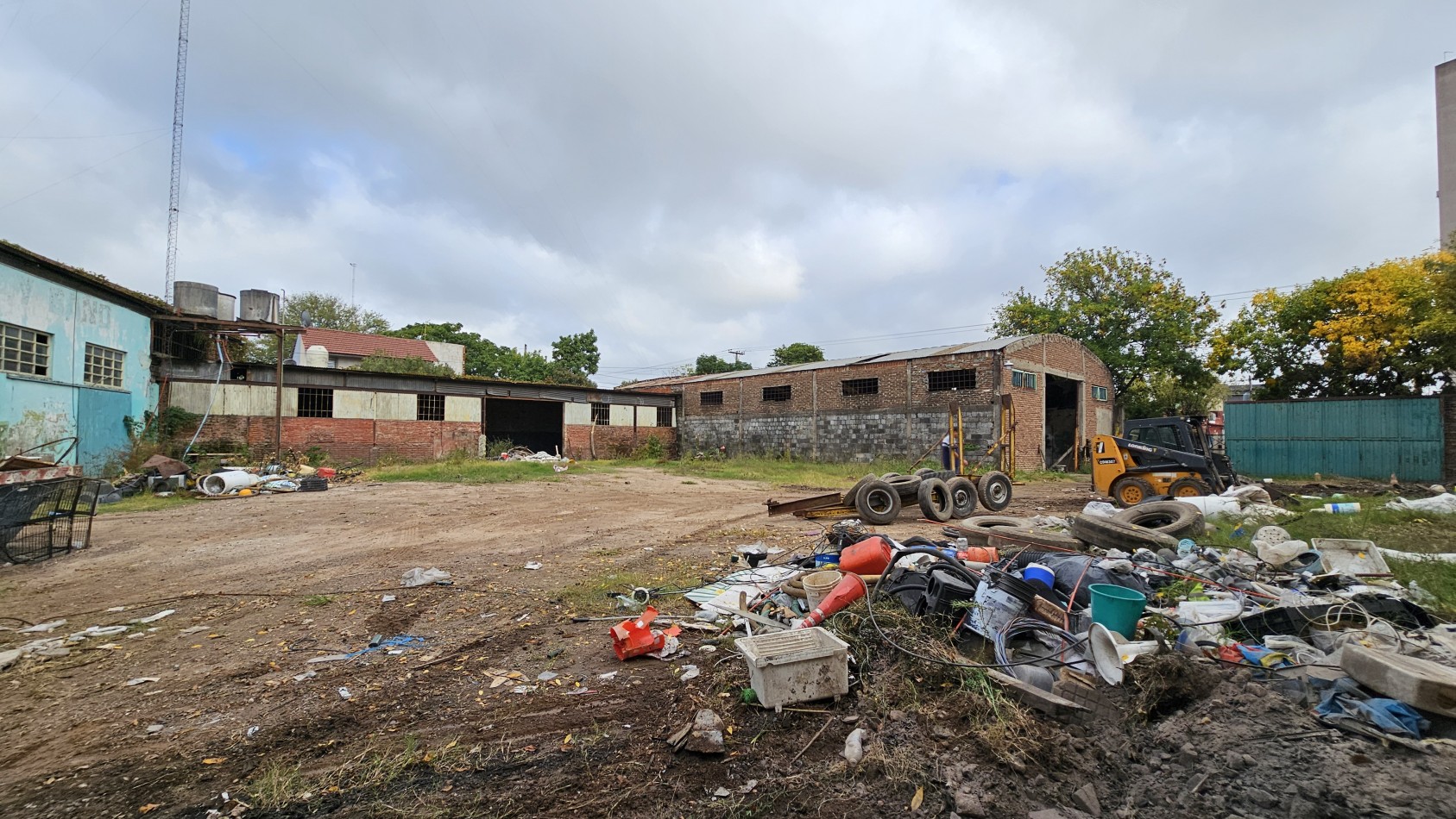 Alquiler: Galpon con Oficinas y Playa de Maniobras - Presidente Peron al 400 - Lomas de Zamora