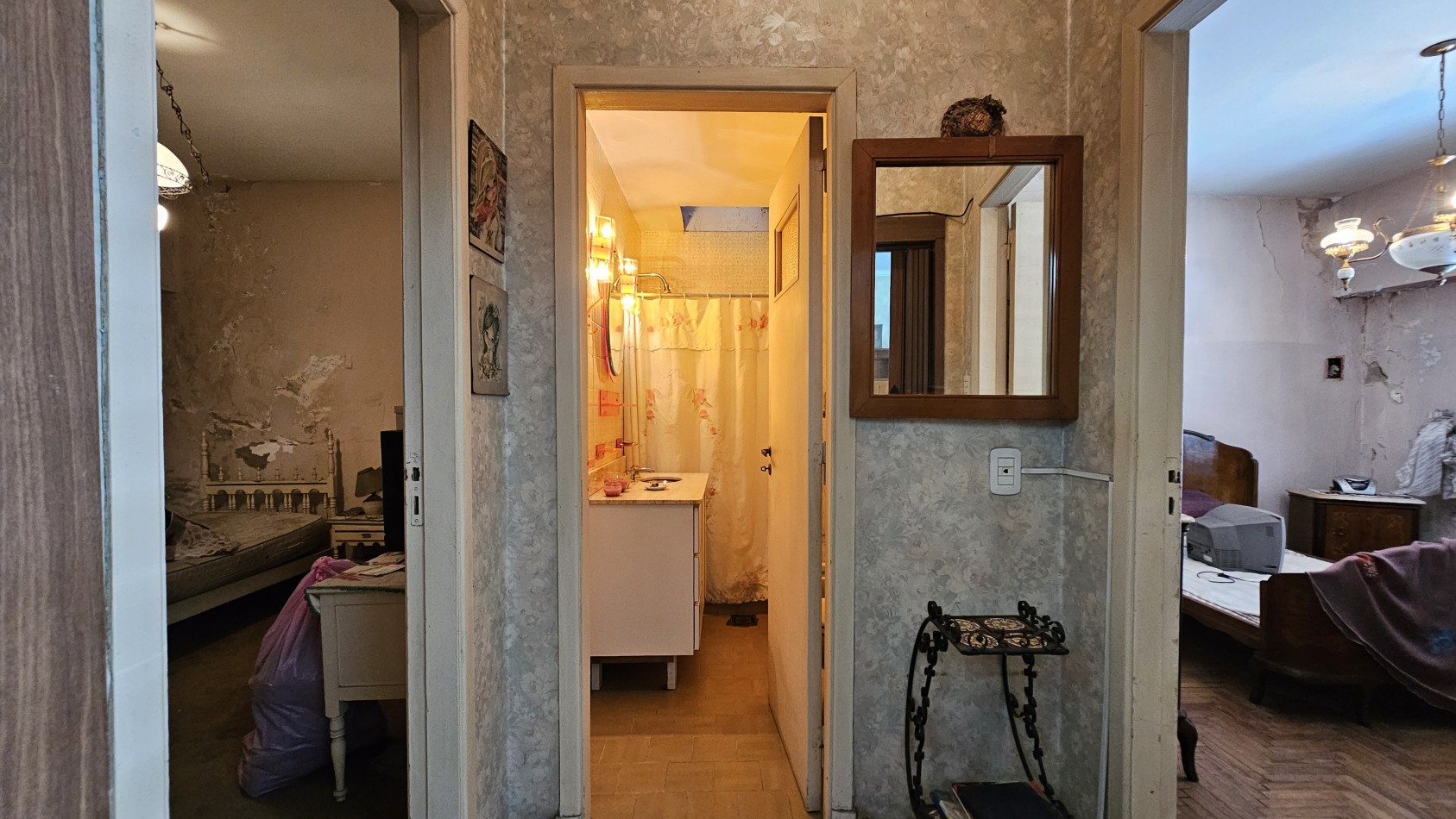 U$S 68.000 VENTA - Casa de 3 amb. (a reciclar) + DTO. en 1er piso. - Maradona (ex-Rio de Janeiro) al 1600