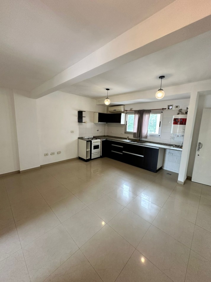 **$470.000.- x Mes**Dpto 2 Amb. Contrafrente C/ Baño en Suite y Toilette + Balcon en Alquiler - Cordoba 1400 - Lanus Este
