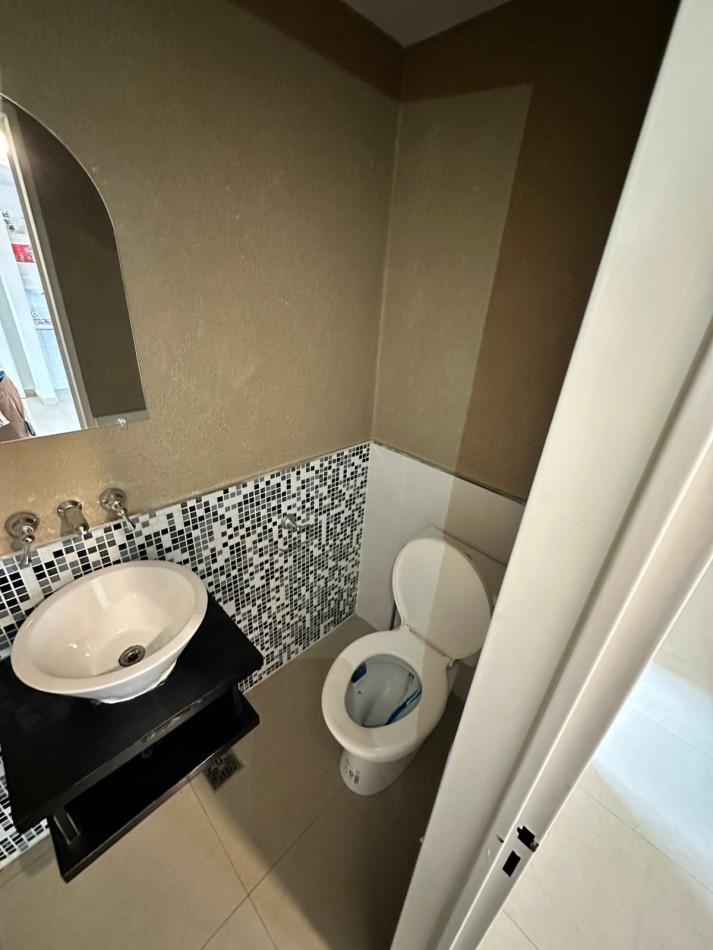 **$470.000.- x Mes**Dpto 2 Amb. Contrafrente C/ Baño en Suite y Toilette + Balcon en Alquiler - Cordoba 1400 - Lanus Este