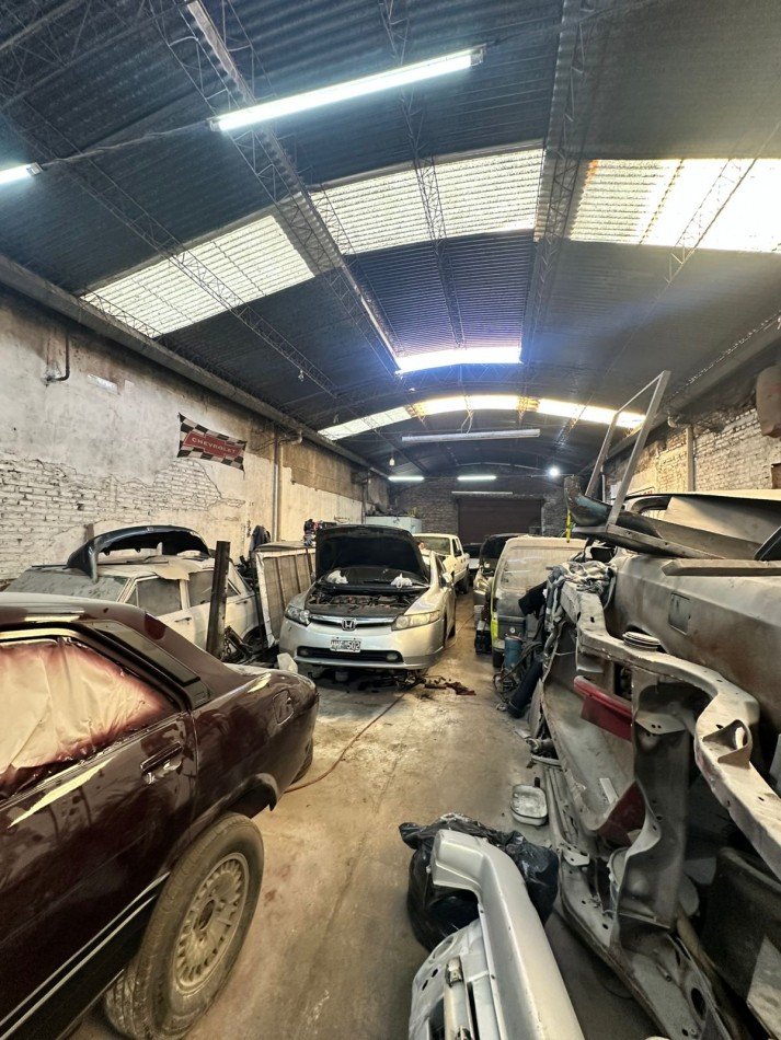 **u$s 95.000.-** - GALPON 210 m2, TECHO PARABOLICO - Dr. BALBIN 2500 - LANUS