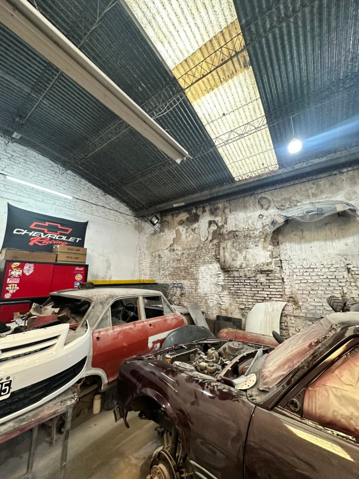 **u$s 95.000.-** - GALPON 210 m2, TECHO PARABOLICO - Dr. BALBIN 2500 - LANUS