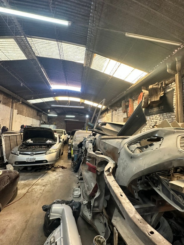 **u$s 95.000.-** - GALPON 210 m2, TECHO PARABOLICO - Dr. BALBIN 2500 - LANUS