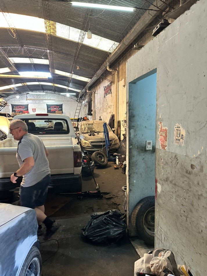 **u$s 95.000.-** - GALPON 210 m2, TECHO PARABOLICO - Dr. BALBIN 2500 - LANUS