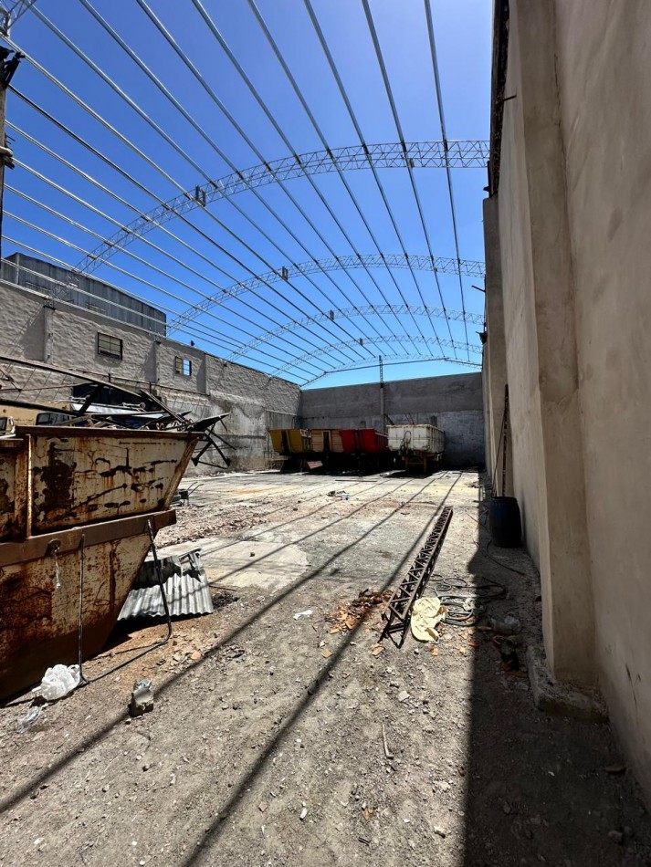 **650 m2 en planta** - DISPONIBLE MAYO/JUNIO 2026 - Galpon de 650 m2 con oficinas, altura de 9 m2 (ideal Rackear mercaderia), Piso de hormigon a nuevo - Viamonte y Molinedo - Lanus