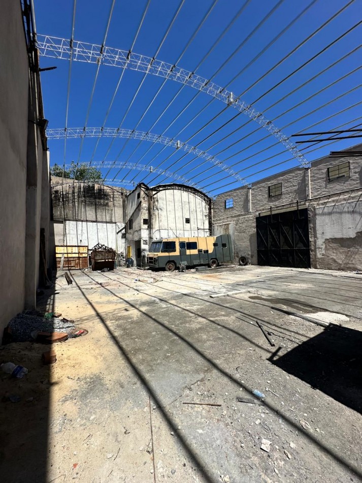 **650 m2 en planta** - DISPONIBLE MAYO/JUNIO 2026 - Galpon de 650 m2 con oficinas, altura de 9 m2 (ideal Rackear mercaderia), Piso de hormigon a nuevo - Viamonte y Molinedo - Lanus